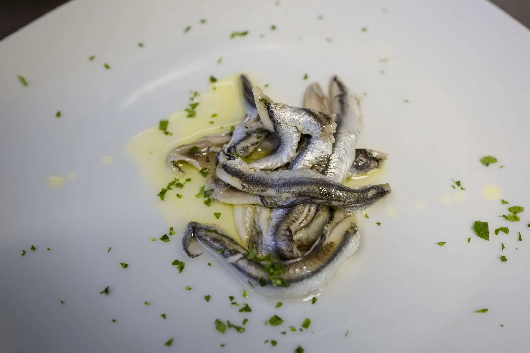 Alici marinate con olio e prezzemolo