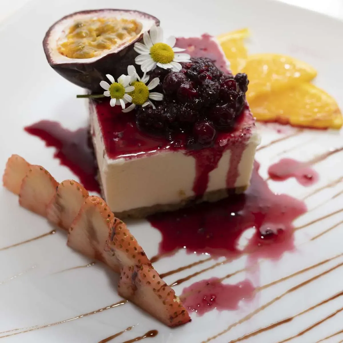 Cheesecake con frutti di bosco e frutto della passione