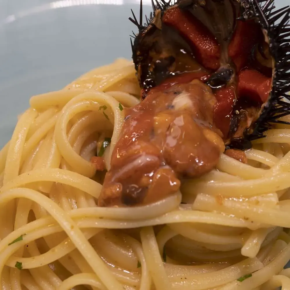 Linguine ai ricci di mare servite con il riccio aperto