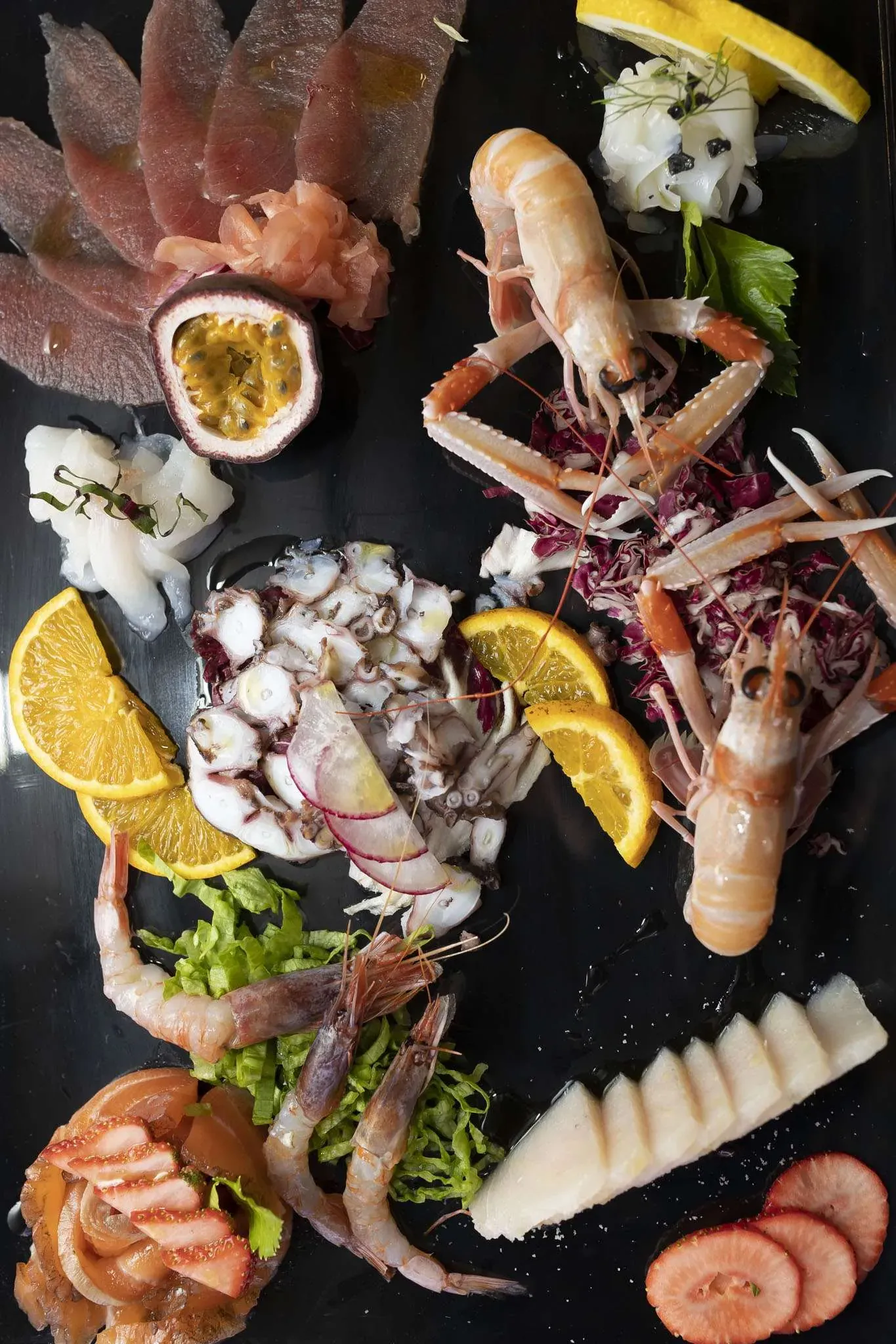 Meraviglia di pesce: crudi, crostacei e frutti di mare su ardesia