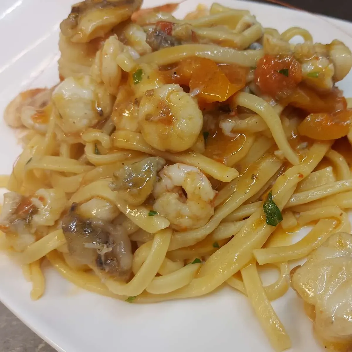 Primo di mare con gamberi, vongole e pomodorini