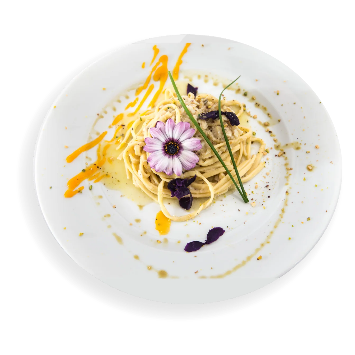 Spaghetti impiattati con fiore edule e riduzione agli agrumi