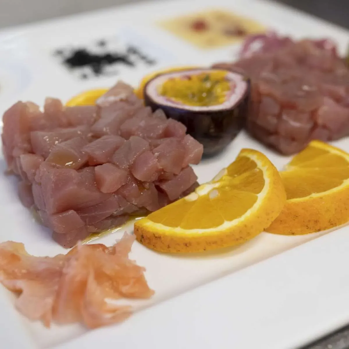 Tartare di tonno con arance e frutto della passione